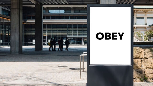 Digitale Stele mit den Worten obey